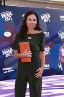 los angeles, 8 de junho - estreia de minnie driver at the inside out no teatro el capitan em 8 de junho de 2015 em los angeles, ca foto