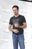 los angeles, 25 de setembro - kevin dillon chegando ao iris, uma viagem pelo mundo do cinema pelo cirque du soleil estreia no teatro kodak em 25 de setembro de 2011 em los angeles, ca foto