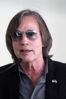 los angeles, 27 de agosto - jackson browne no joe smith star na calçada da fama de hollywood no edifício de registros da capital em 27 de agosto de 2015 em los angeles, ca foto