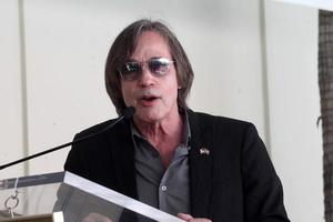 los angeles, 27 de agosto - jackson browne no joe smith star na calçada da fama de hollywood no edifício de registros da capital em 27 de agosto de 2015 em los angeles, ca foto