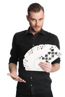 homem com grandes cartas de jogar