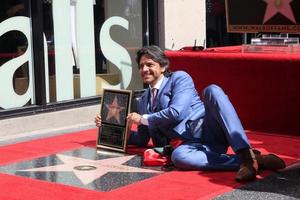 los angeles, 10 de março - eugenio derbez na eugenio derbez caminhada da fama de hollywood cerimônia de estrelas na calçada da fama de hollywood em 10 de março de 2016 em los angeles, ca foto