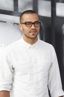 los angeles, 25 de setembro - jesse williams chegando ao iris, uma viagem pelo mundo do cinema do cirque du soleil estreia no teatro kodak em 25 de setembro de 2011 em los angeles, ca foto