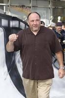 los angeles, 25 de setembro - james gandolfini chegando ao iris, uma viagem pelo mundo do cinema pelo cirque du soleil estreia no teatro kodak em 25 de setembro de 2011 em los angeles, ca foto