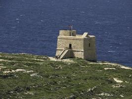 a ilha de gozo no mar mediterrâneo foto