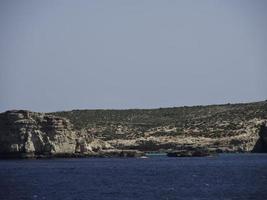 a ilha de gozo no mar mediterrâneo foto