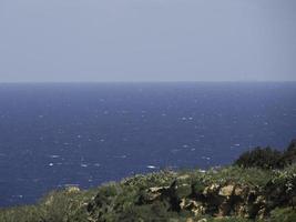 a ilha de gozo no mar mediterrâneo foto