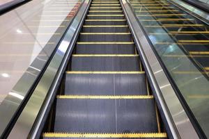 escadas rolantes de shopping foto