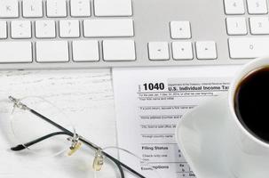 close-up do formulário de imposto na área de trabalho foto