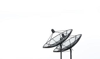 antena parabólica em fundo branco para comunicação