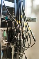 fibra óptica com servidores em um data center de tecnologia