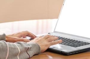 closeup de homem mãos no laptop