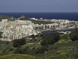 a ilha de gozo no mar mediterrâneo foto