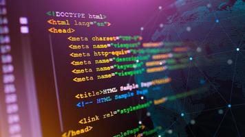 código html no monitor do computador. código de programação do desenvolvedor web de software foto