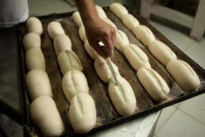 pão sendo feito em padaria.