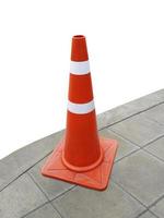 cone de trânsito na calçada isolada no fundo branco foto