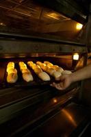 pão sendo feito em padaria.