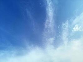 lindo céu azul e nuvens com fundo de paisagem plana de prado de árvores para cartaz de verão. a melhor vista para as férias foto