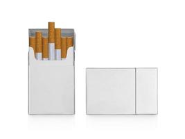 maço de cigarros isolado no fundo branco foto
