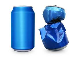 refrigerante em branco vazio amassado e lata de cerveja lixo, lixo esmagado pode reciclar isolado no fundo branco foto