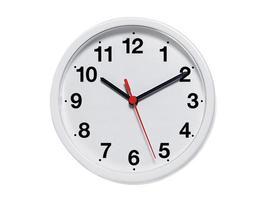 relógio de parede redondo em fundo branco foto