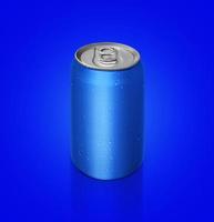 lata de refrigerante azul de alumínio em fundo azul para design foto