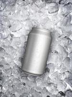 lata de bebida gelada, cubo de gelo suculento. bebida refrescante de verão foto