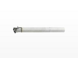 um cigarro com cinzas e fumaça foto