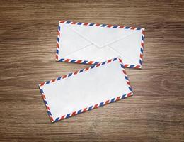 envelopes de correio no piso de madeira foto