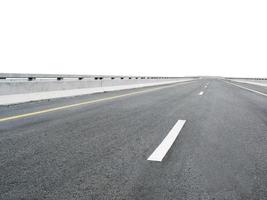 viaduto de canto de alta velocidade em fundo branco. com caminho de recorte foto
