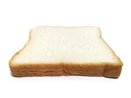 pão fatiado isolado no fundo branco foto