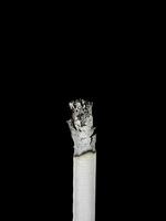 o cigarro isolado em um fundo branco foto