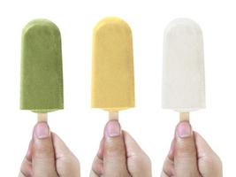 mãos segurando um sorvete isolado no fundo branco foto