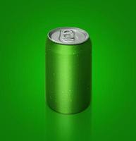 lata de refrigerante verde de alumínio em fundo verde para design foto