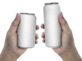 latas de alumínio por lado isolado em um fundo branco foto