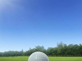 bola de golfe na grama verde no belo campo de golfe na tailândia. bola de golfe no campo de golfe de campo verde no horário da manhã com luz solar suave foto