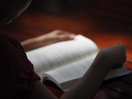 as mulheres lêem o livro na mesa foto