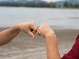 duas mulheres apertos de mão alternativos punho cerrado saudação na situação de uma epidemia covid 19, coronavírus novo distanciamento social normal foto