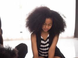 sincero feminino menina africano negro pessoa cabelo afro adolescente estudante escola modelo bonito jovem adulto bonito moda estilo de vida feliz sorrir etnia fechar rosto interior relaxar feliz foto