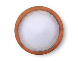 açúcar em uma tigela de madeira em fundo branco. vista do topo foto
