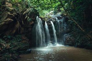 cachoeira na floresta tropical na estação chuvosa foto