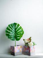 plantadores de concreto geométricos modernos. lindos vasos de concreto pintados. foto