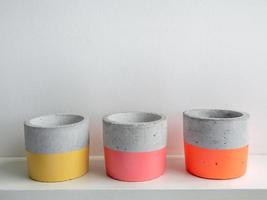plantadores de concreto geométricos modernos. lindos vasos de concreto pintados. foto