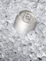lata de bebida de alumínio de metal no gelo foto