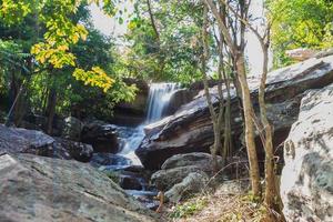 cachoeira tropical na floresta tropical foto