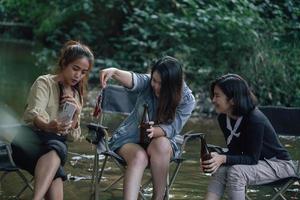 grupo de meninas asiáticas, desfrutando de um dia no acampamento de férias foto