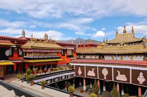 vista do templo jokhang do telhado em lhasa, tibete. foto tirada em 12 de abril de 2009.