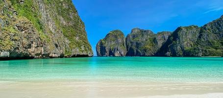 belas paisagens da praia da baía de maya na ilha de phi phi, krabi, tailândia. Marco, destino de viagem no sudeste da ásia, férias e conceito de férias foto