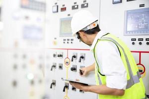 homem de engenharia elétrica foto