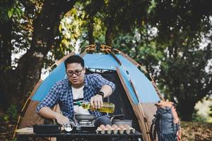 homem em férias de acampamento foto